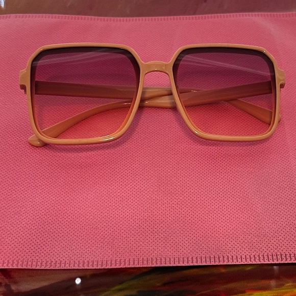 BUNDLE OF FASHION SUNGLASSES - Picture 5 of 7